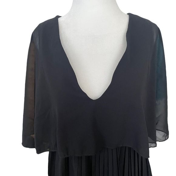 Pretty Little Thing PLT Black Pleated Flowy Dress NWT - Picture 4 of 8